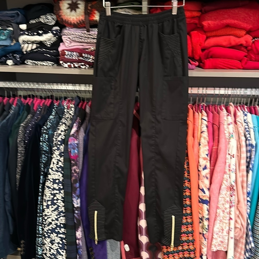 Jaanuu black size XS zippered bottom scrub pants